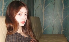 女子双腿跨坐男友裆部磨蹭